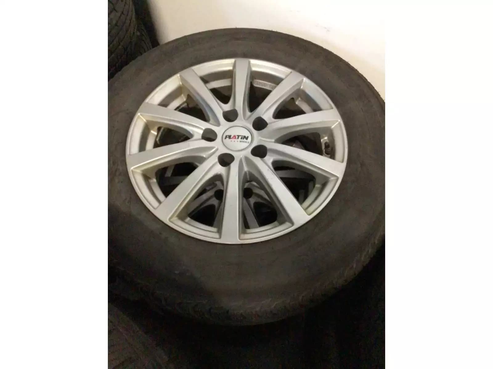 Jantes alu + Pneus hiver 16 215/65 R16 98H - Photo 1