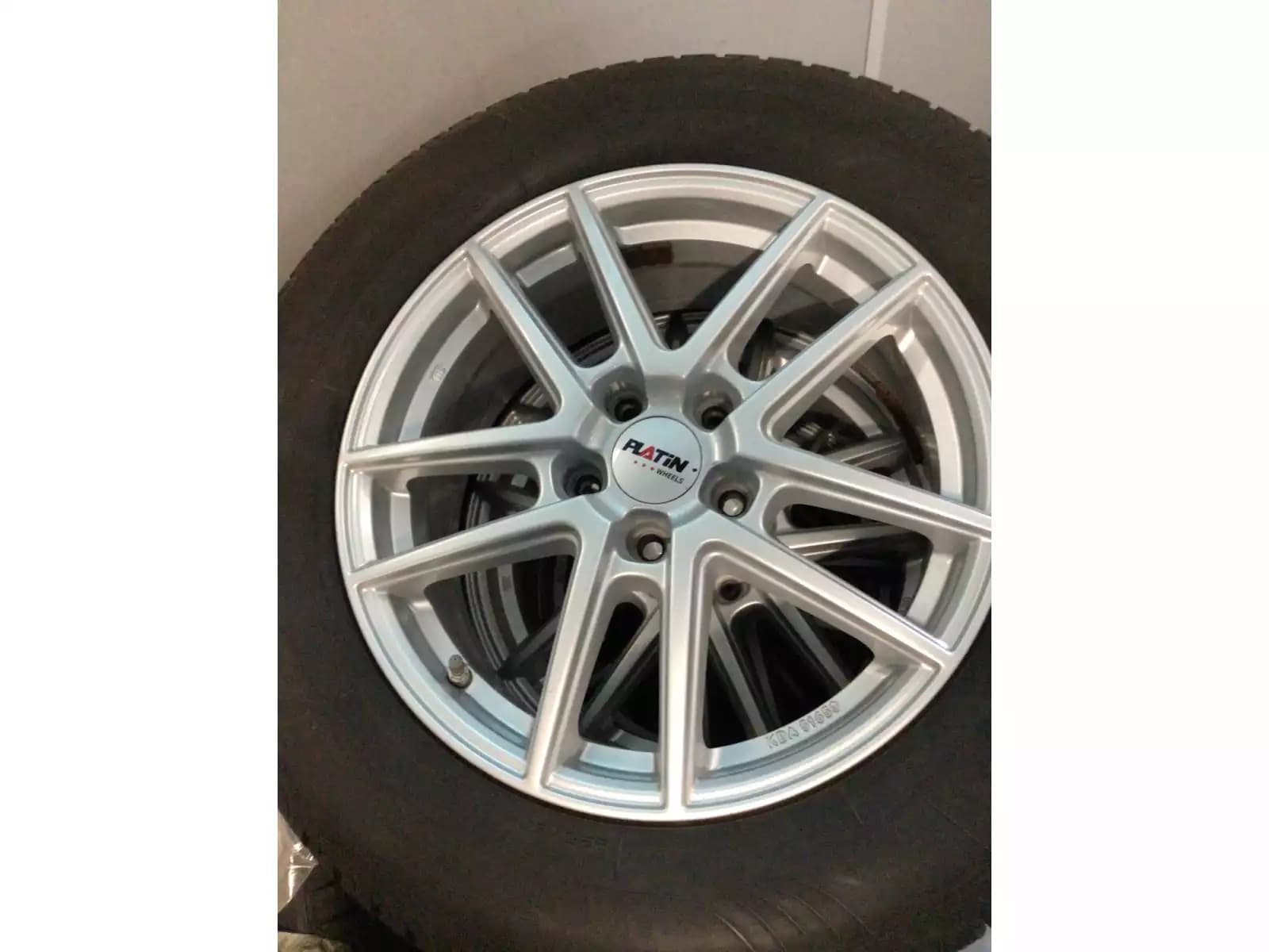 Jantes alu + Pneus hiver 17 225/65 R17 106H - Photo 1