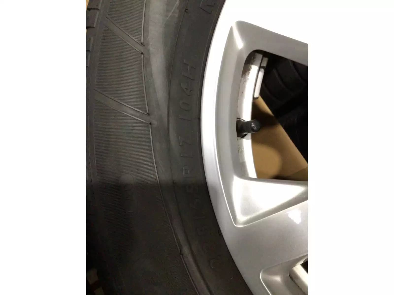 Jantes alu + Pneus hiver 17 235/65 R17 104H - Photo 1