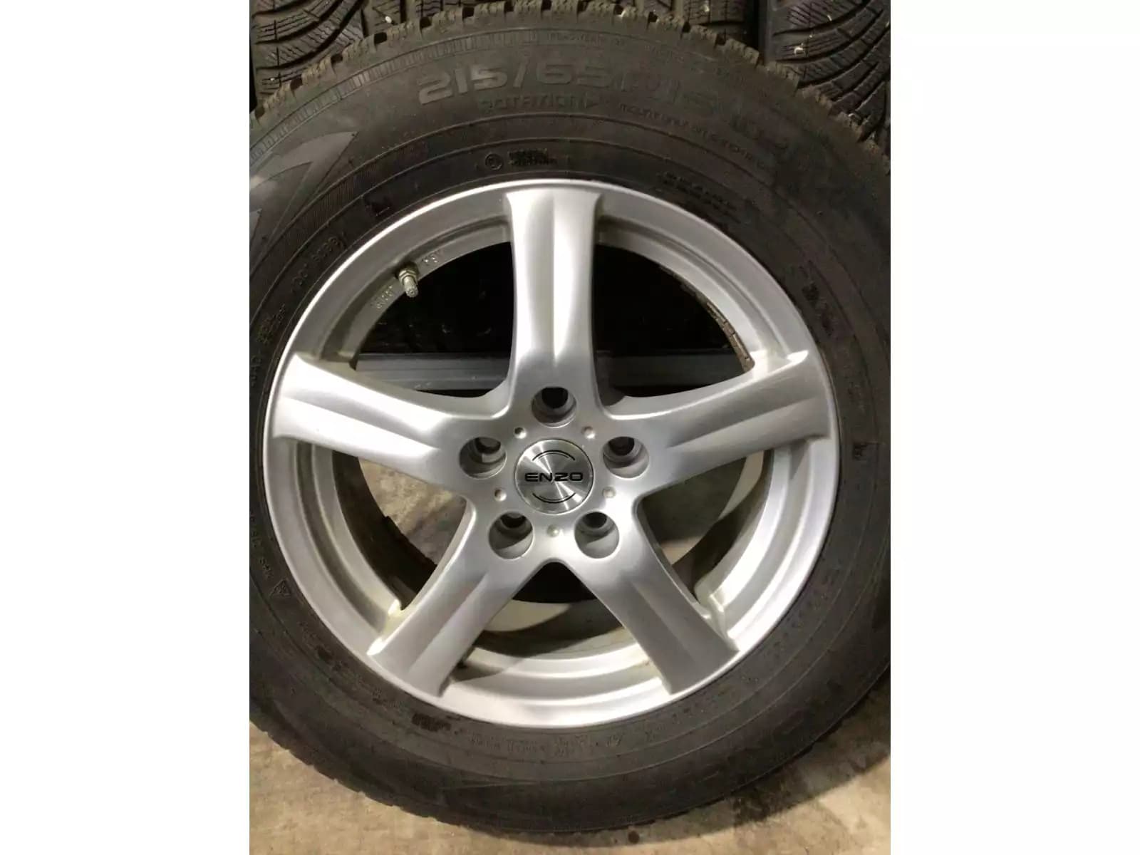 Jantes alu + Pneus hiver 16 215/65 R16 102H - Photo 1