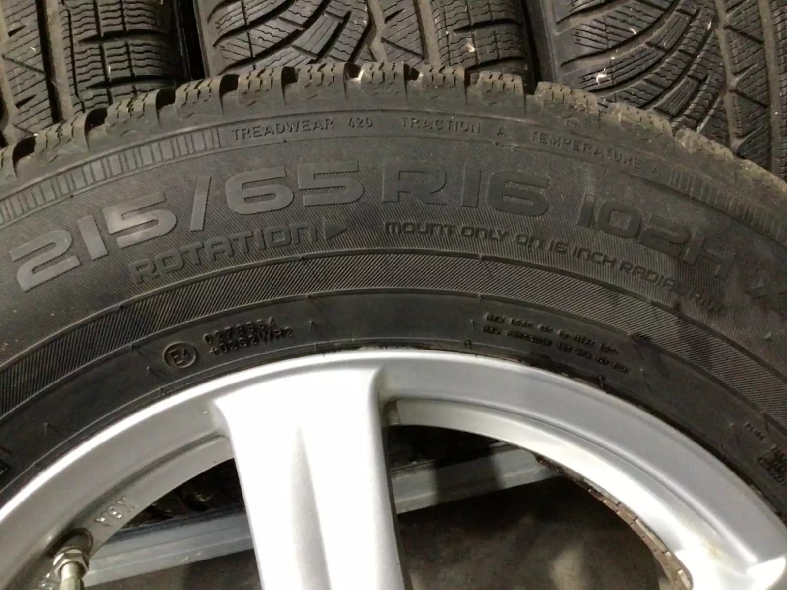 Jantes alu + Pneus hiver 16 215/65 R16 102H - Photo 1