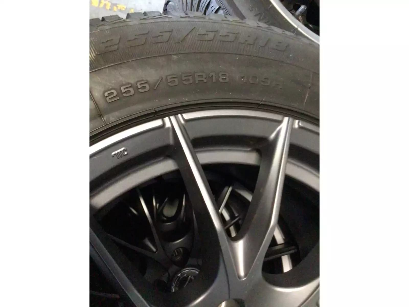 Jantes alu + Pneus hiver 18 255/55 R18 109H - Photo 1