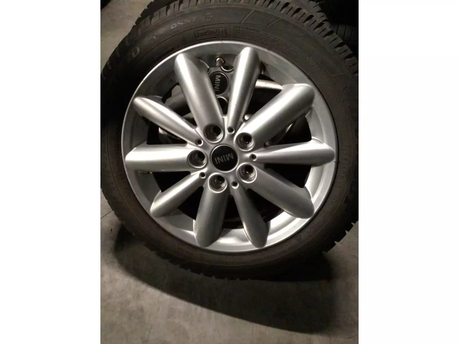 Jantes alu + Pneus hiver 16 175/60 R16 86H - Photo 1