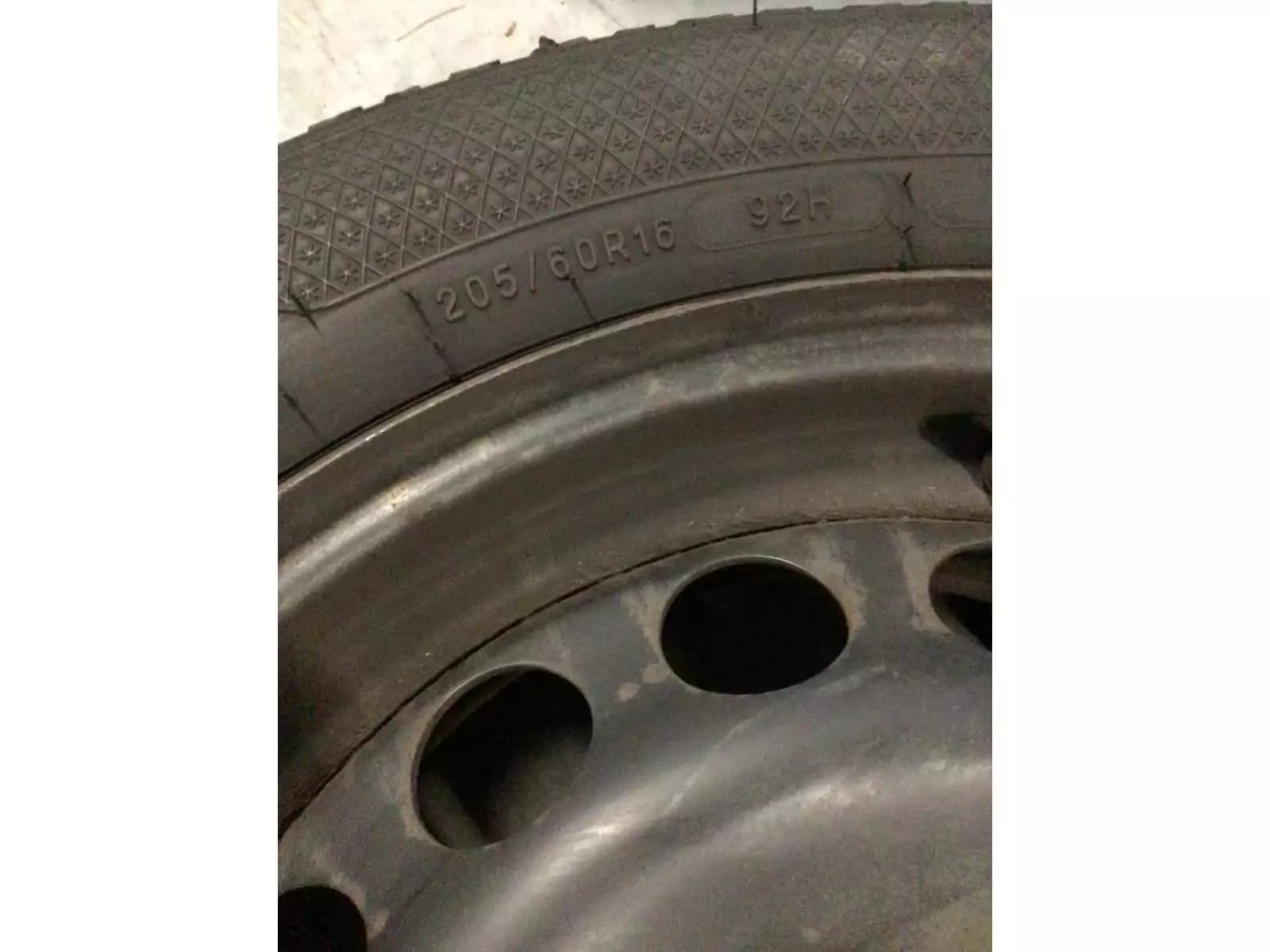 Jantes acier + Pneus hiver 16 205/60 R16 92H - Photo 1