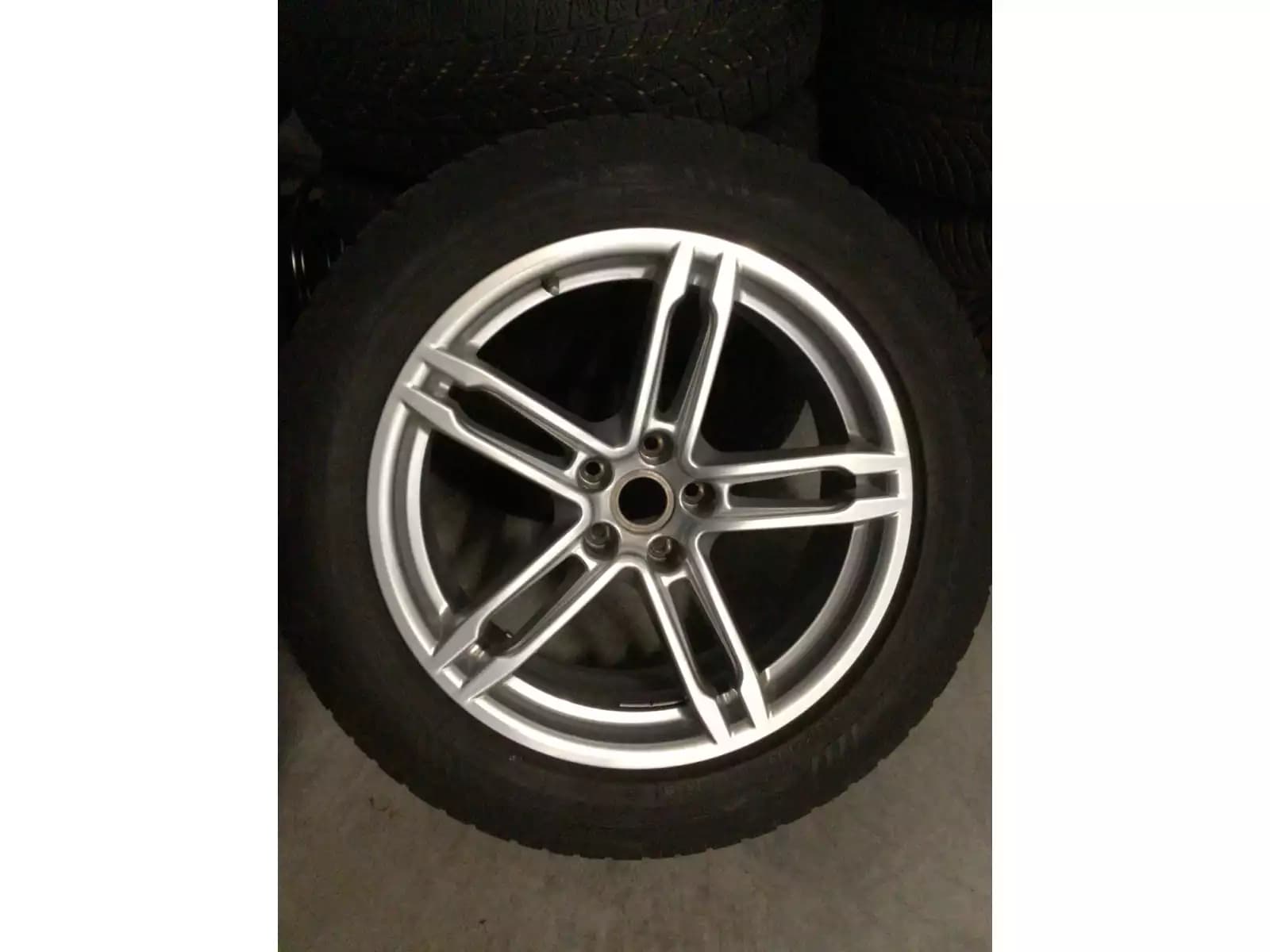 Jantes alu + Pneus hiver 19 235/55 R19 101V - Photo 1
