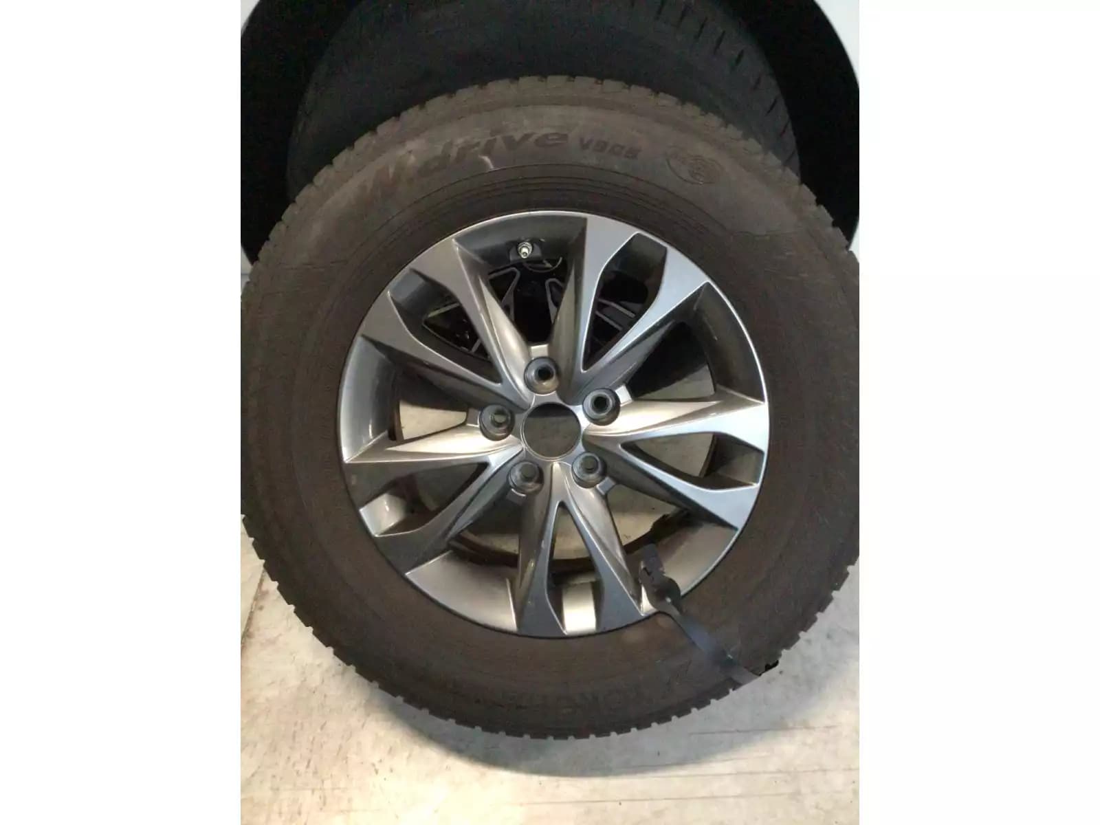 Jantes alu + Pneus hiver 16 215/70 R16 100T - Photo 1