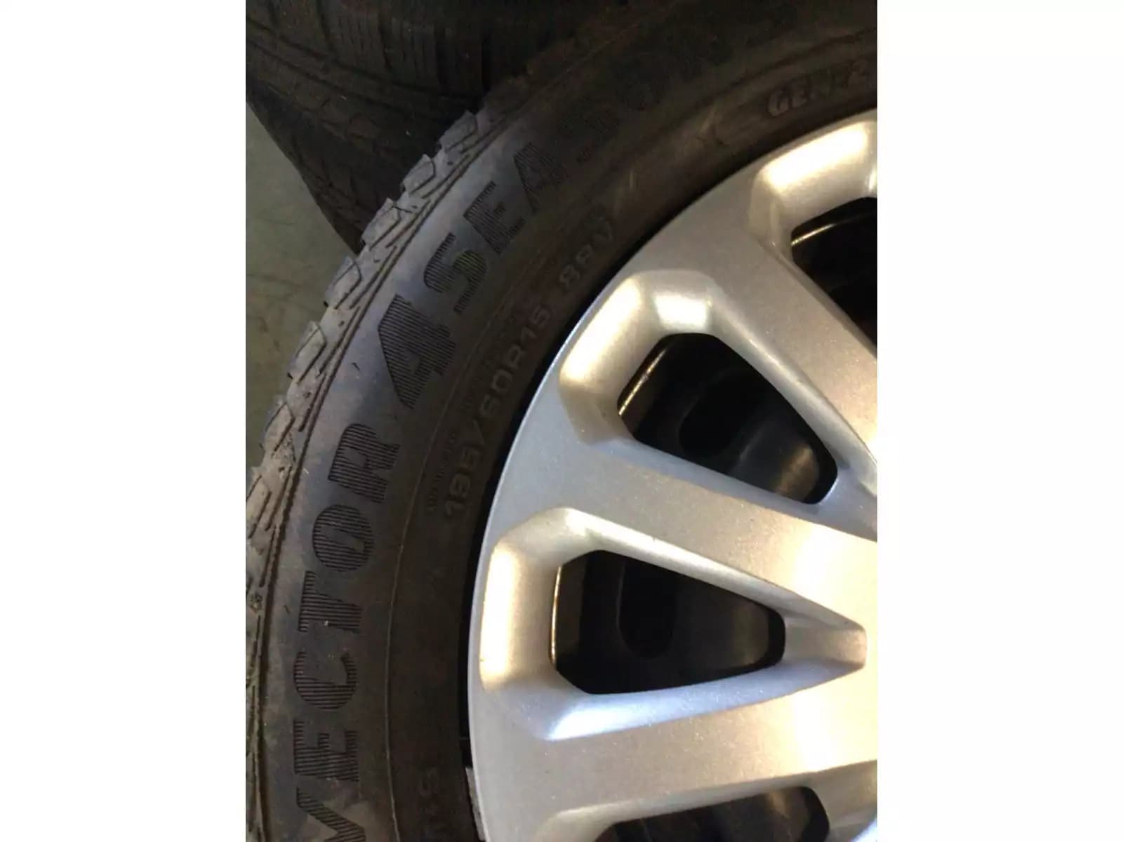 Jantes acier + Pneus toutes saisons 15 195/60 R15 88V - Photo 1