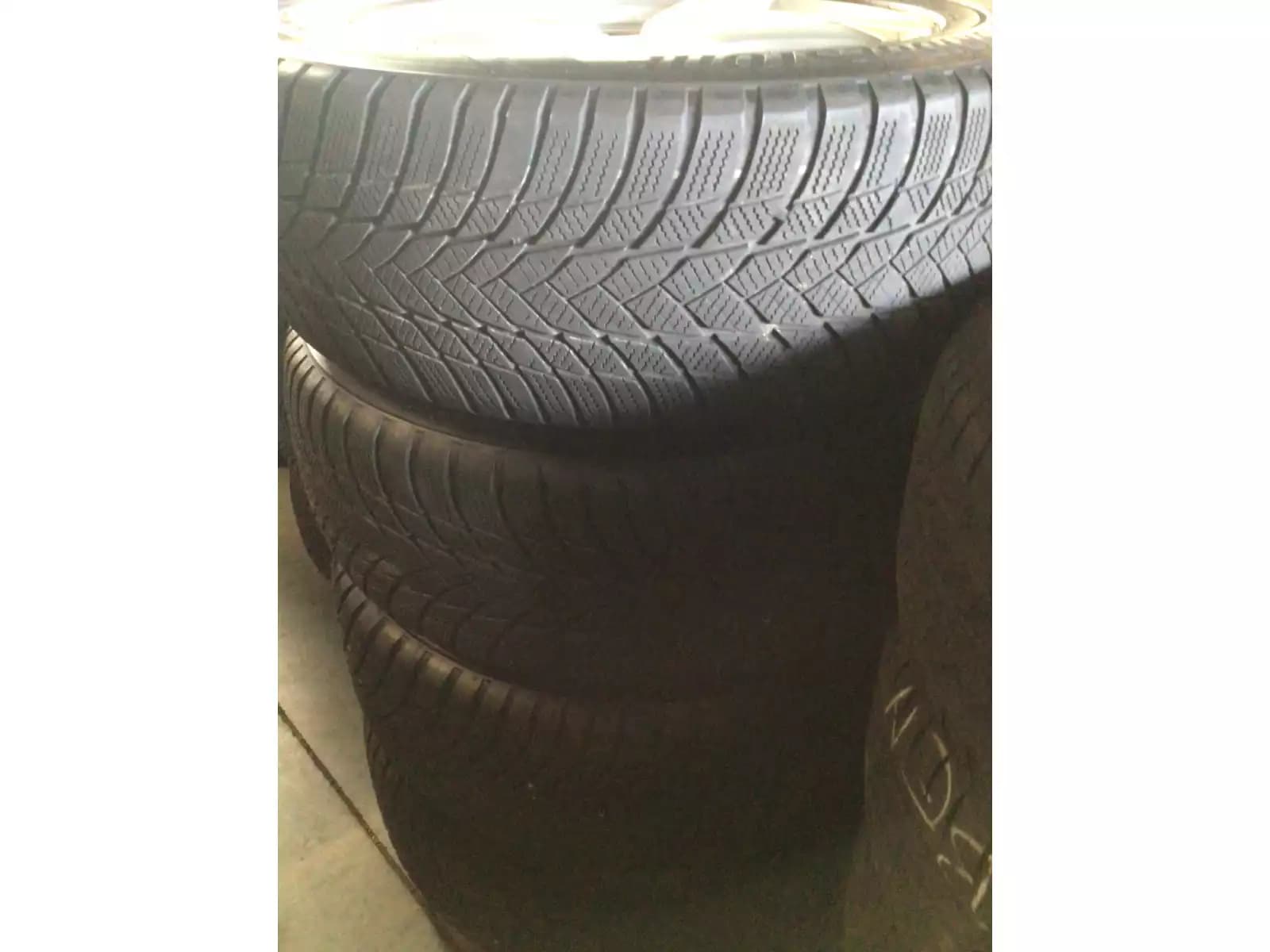 Jantes alu + Pneus hiver 18 235/55 R18 100H - Photo 1