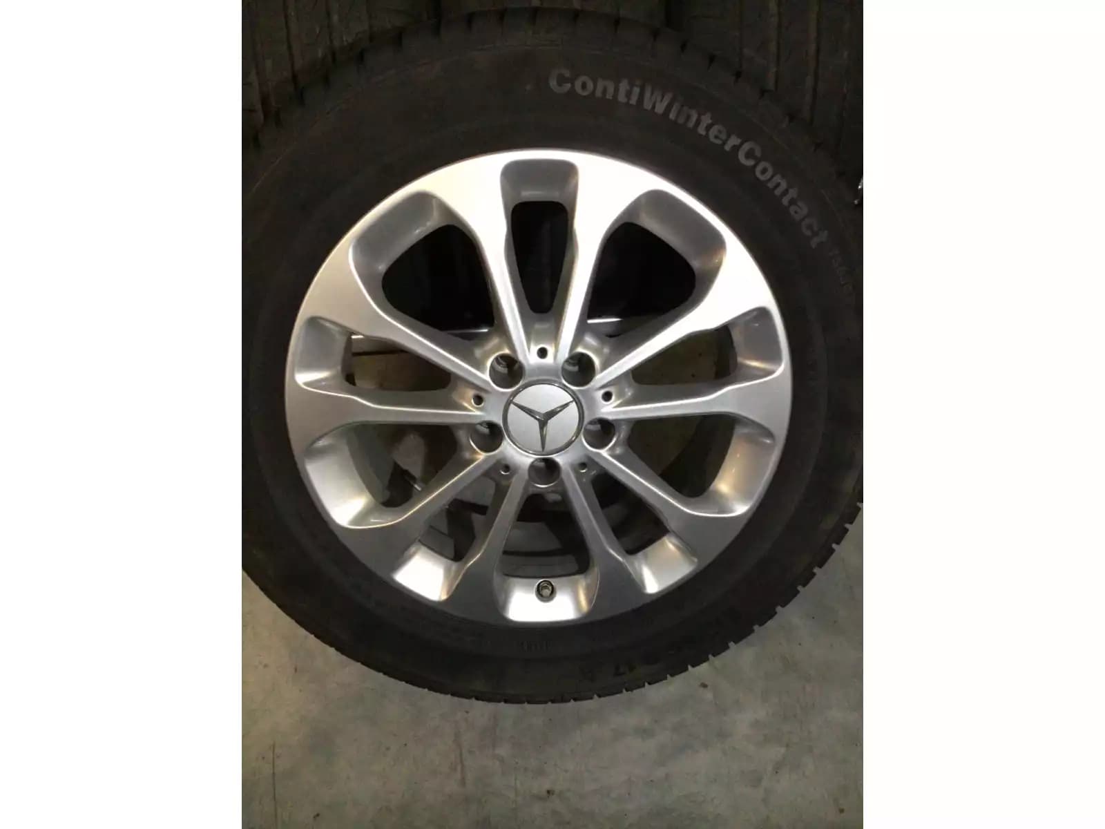 Jantes alu + Pneus hiver 17 215/60 R17 96H - Photo 1