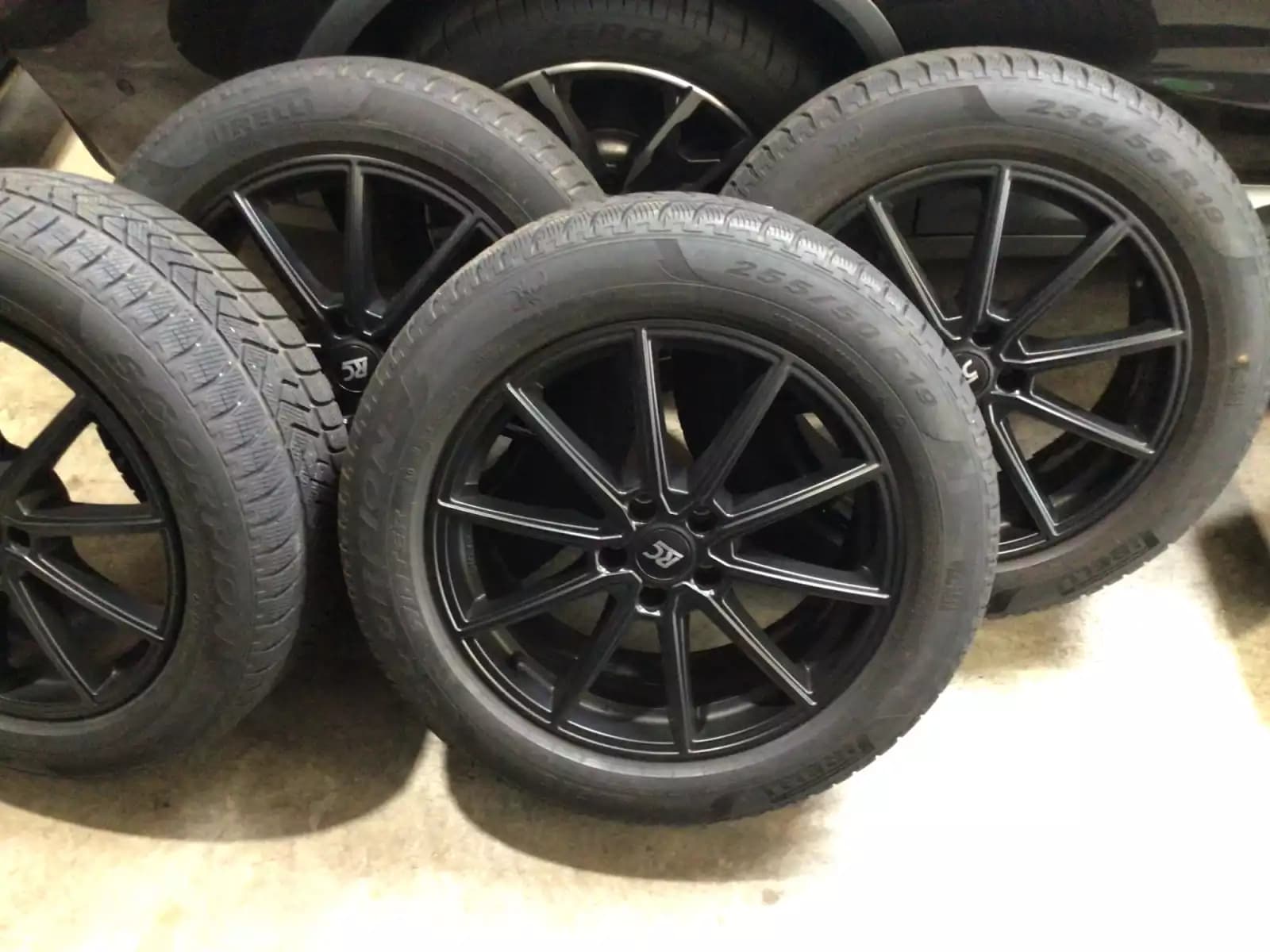 Jantes alu + Pneus hiver 19 255/50 R19 103T - Photo 1