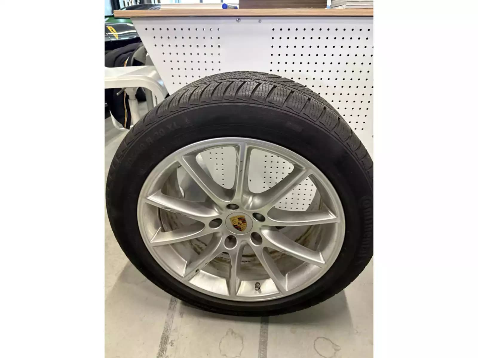 Jantes alu + Pneus hiver 20 305/40 R20 112V - Photo 1