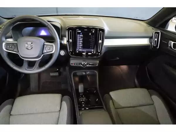 Volvo XC40 Plus - Photo 2