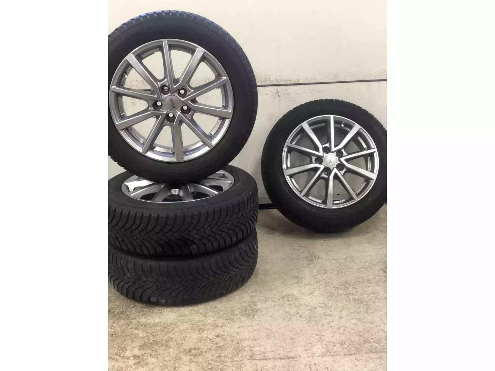 Jantes alu + Pneus hiver 16 185/60 R16 86H - Photo 1