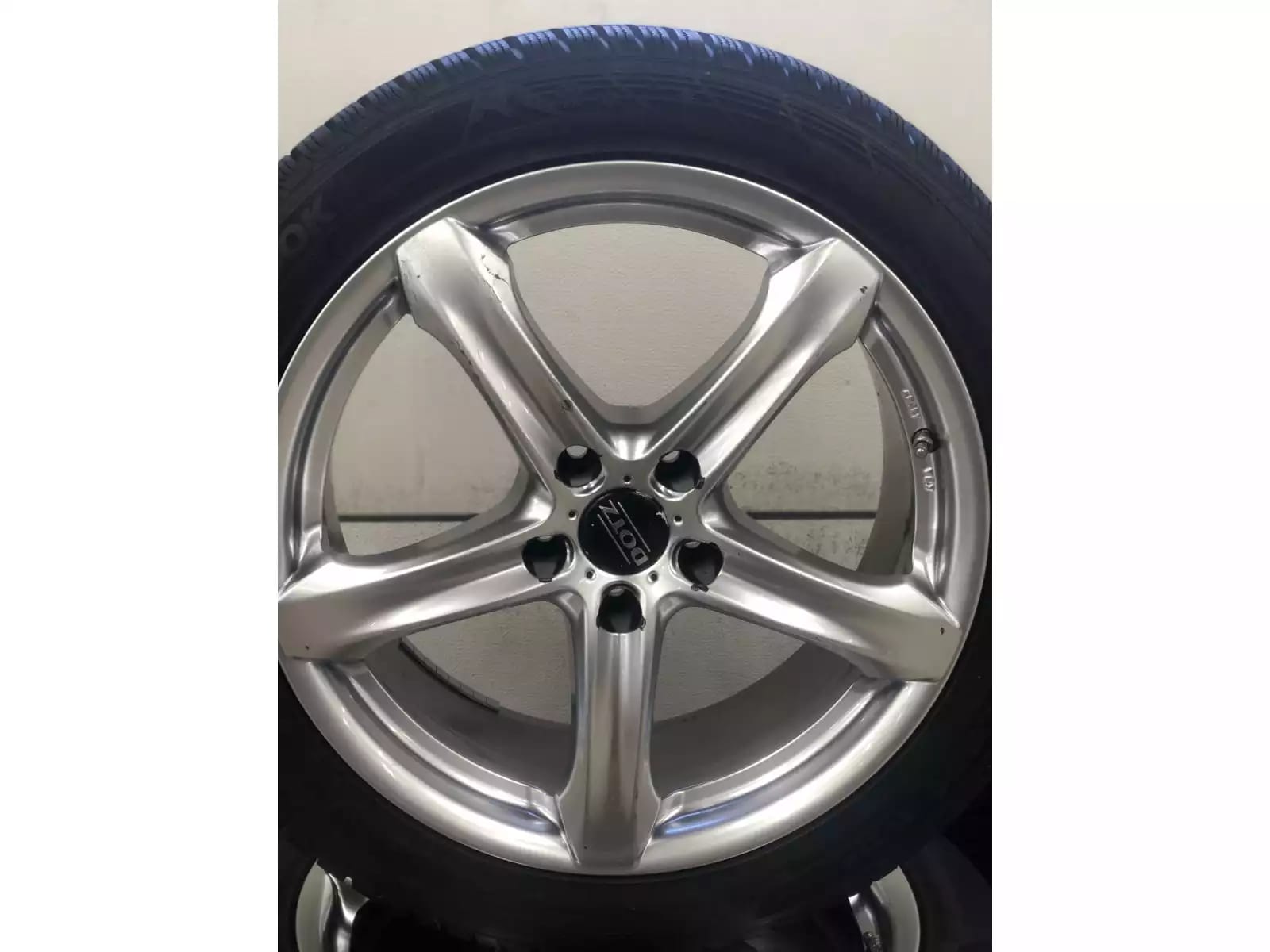 Jantes alu + Pneus hiver 18 235/45 R18 98V - Photo 1