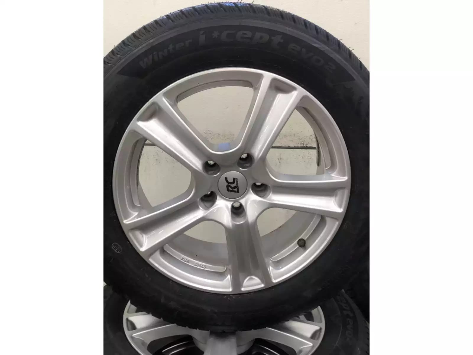 Jantes alu + Pneus hiver 17 255/60 R17 99H - Photo 1