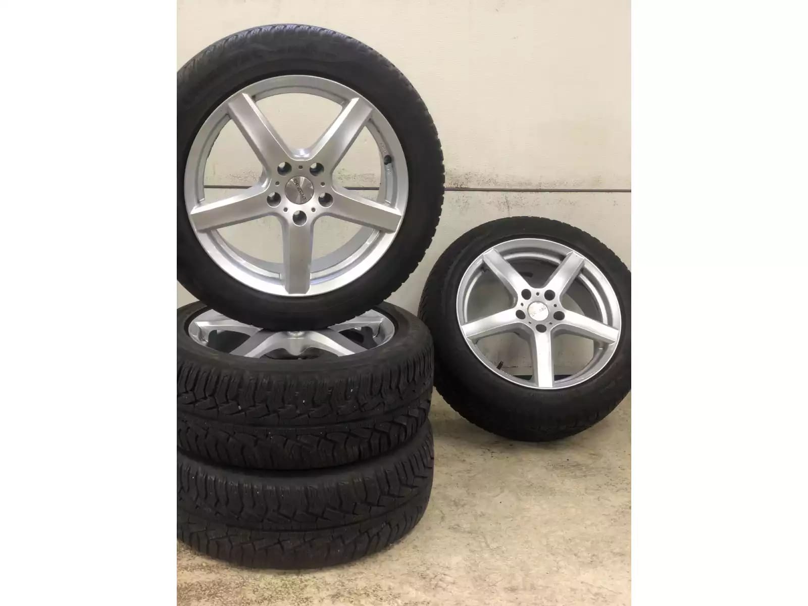 Jantes alu + Pneus hiver 17 225/50 R17 98H - Photo 1