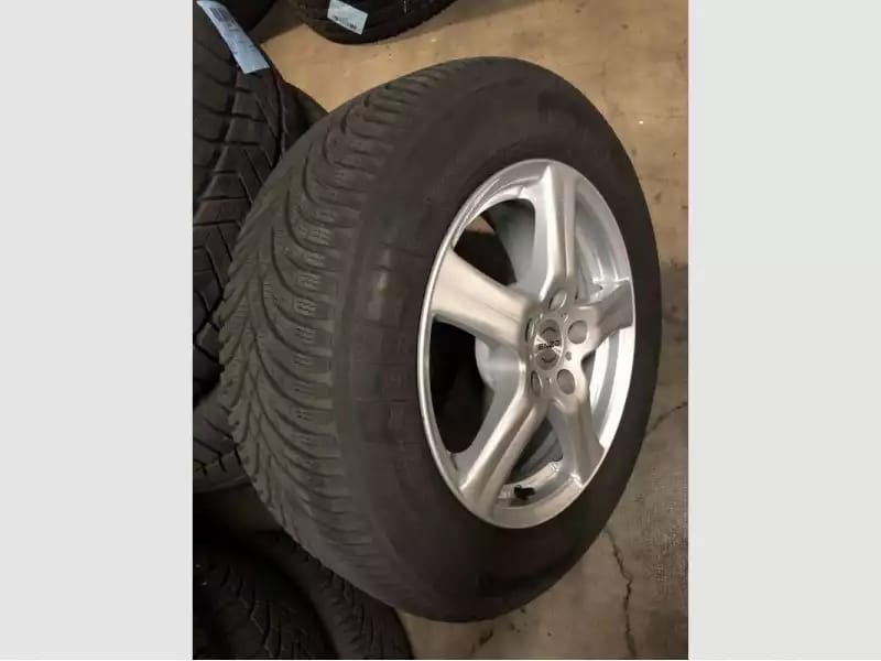 Jantes alu + Pneus hiver 16 215/65 R16 102H - Photo 1