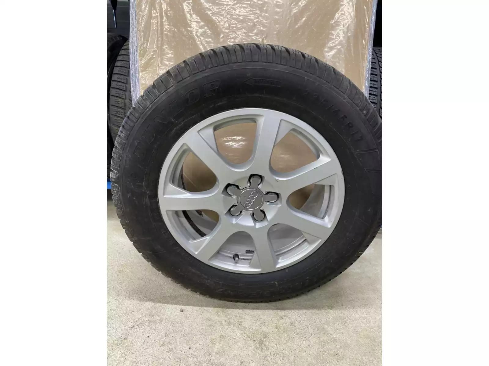 Jantes alu + Pneus hiver 17 235/65 R17 104H - Photo 1