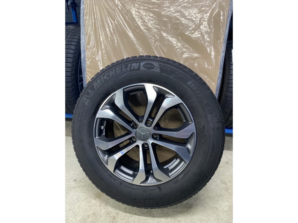 Jantes alu + Pneus hiver 17 235/65 R17 104H - Photo 1