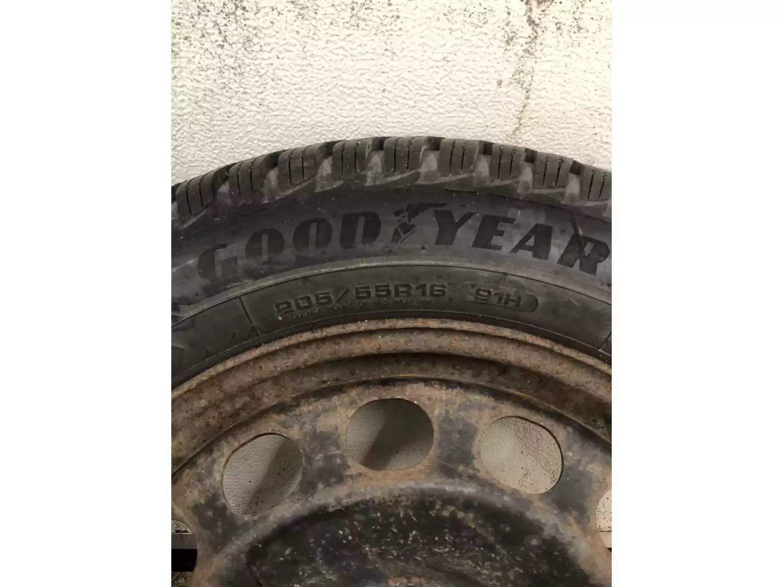 Jantes acier + Pneus hiver 16 205/55 R16 91H - Photo 1