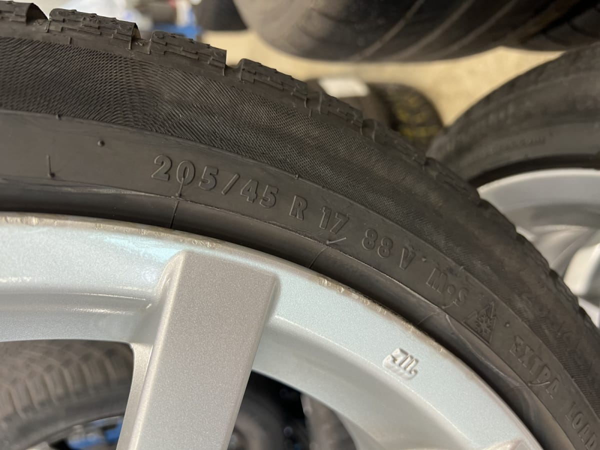 Jantes alu + Pneus hiver 17 205/45 R17 88V - Photo 1