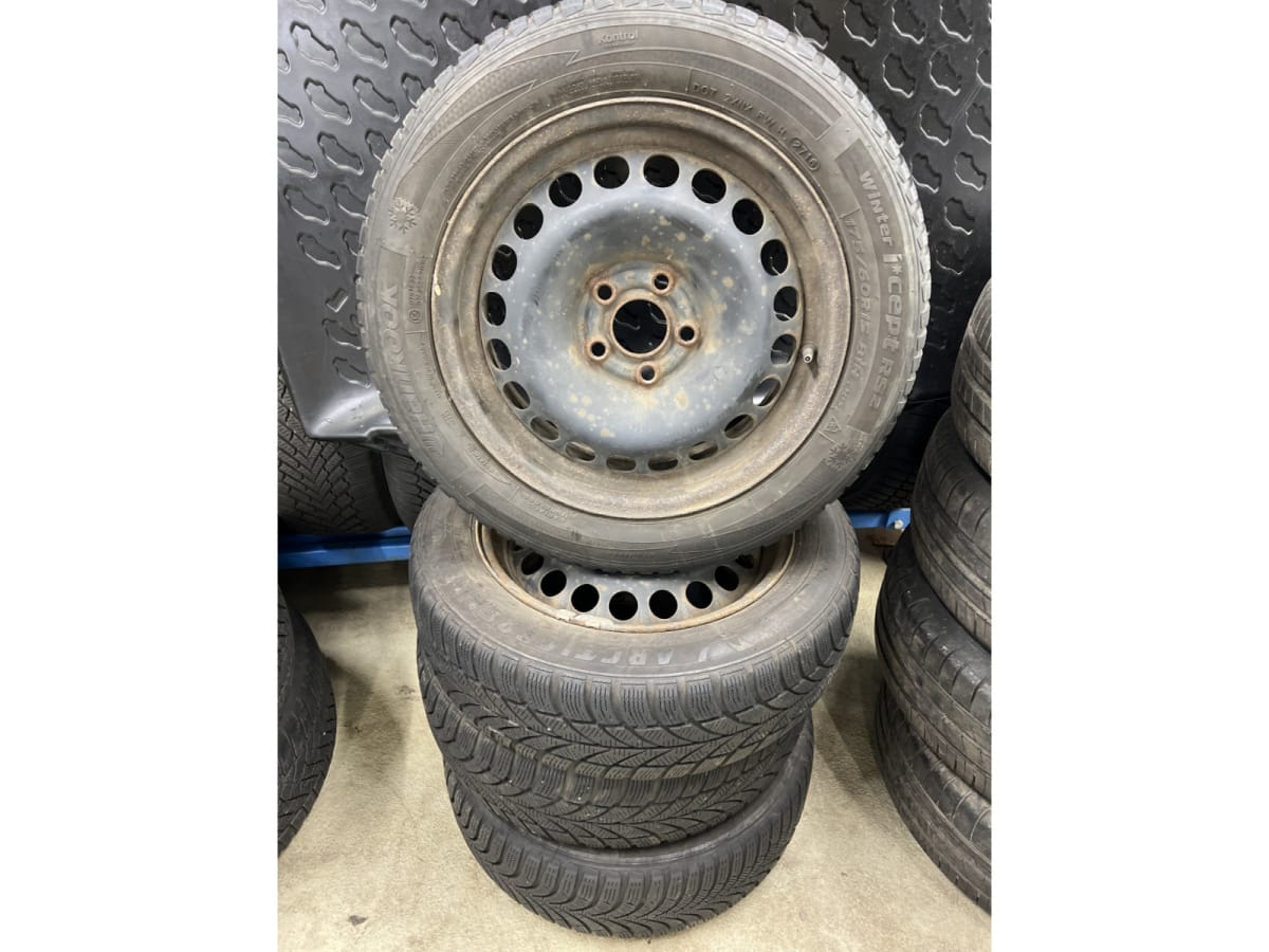 Jantes acier + Pneus hiver 15 175/60 R15 81H - Photo 1