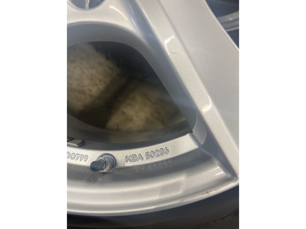 Jantes alu + Pneus hiver 17 215/55 R17 98V - Photo 1