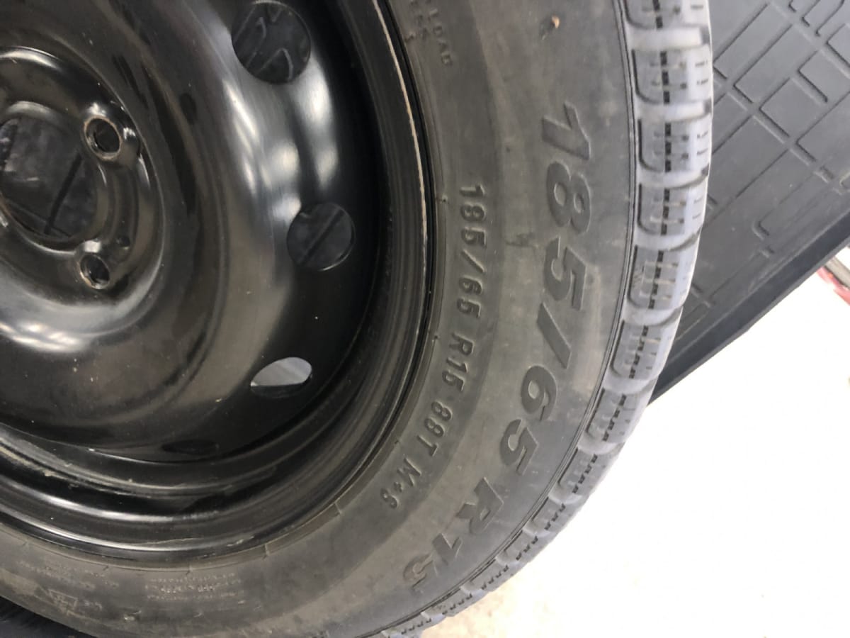 Jantes acier + Pneus hiver 15 185/65 R15 88T - Photo 1