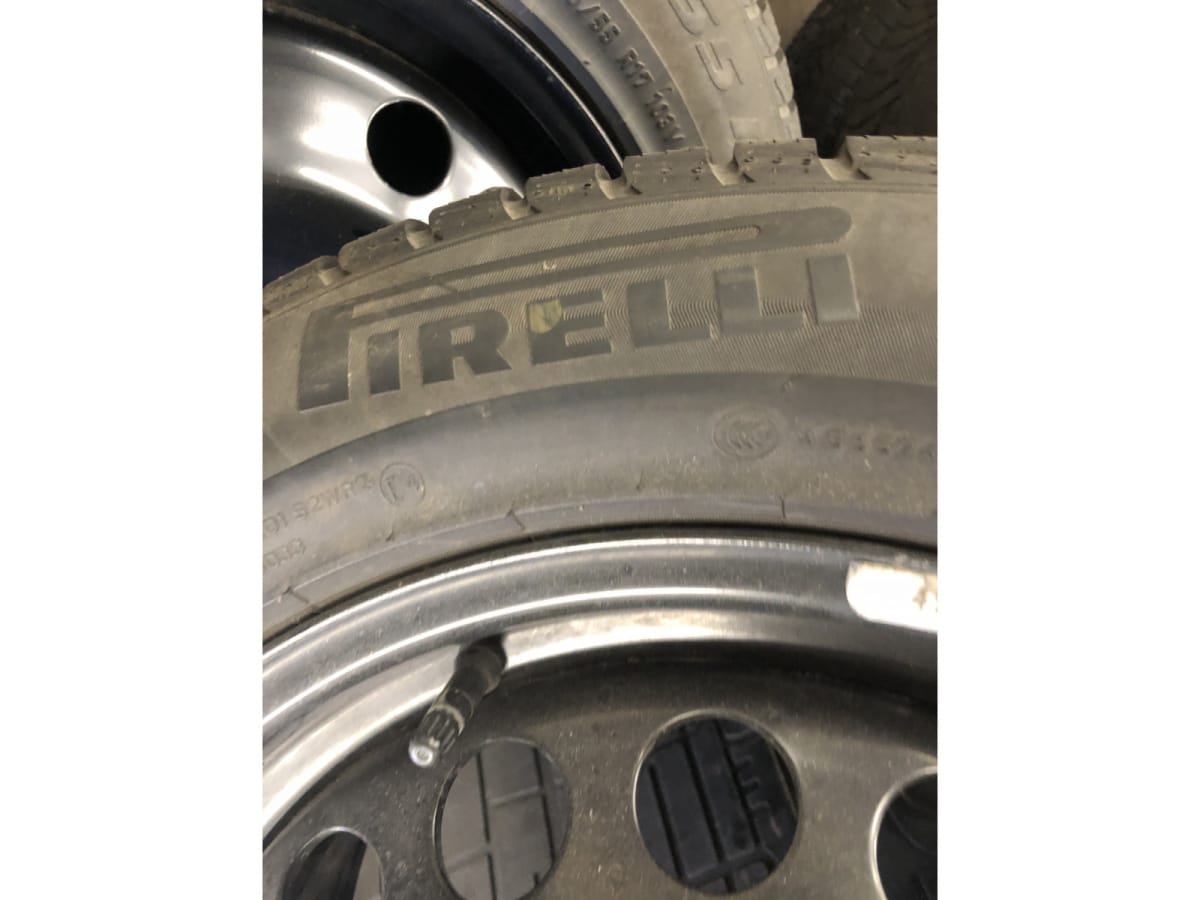 Jantes acier + Pneus hiver 17 235/55 R17 103V - Photo 1