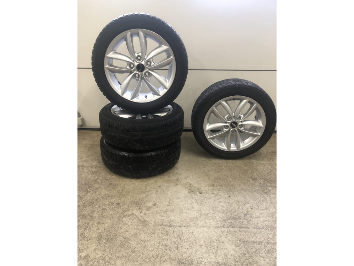 Jantes alu + Pneus hiver 17 205/55 R17 91H - Photo 1