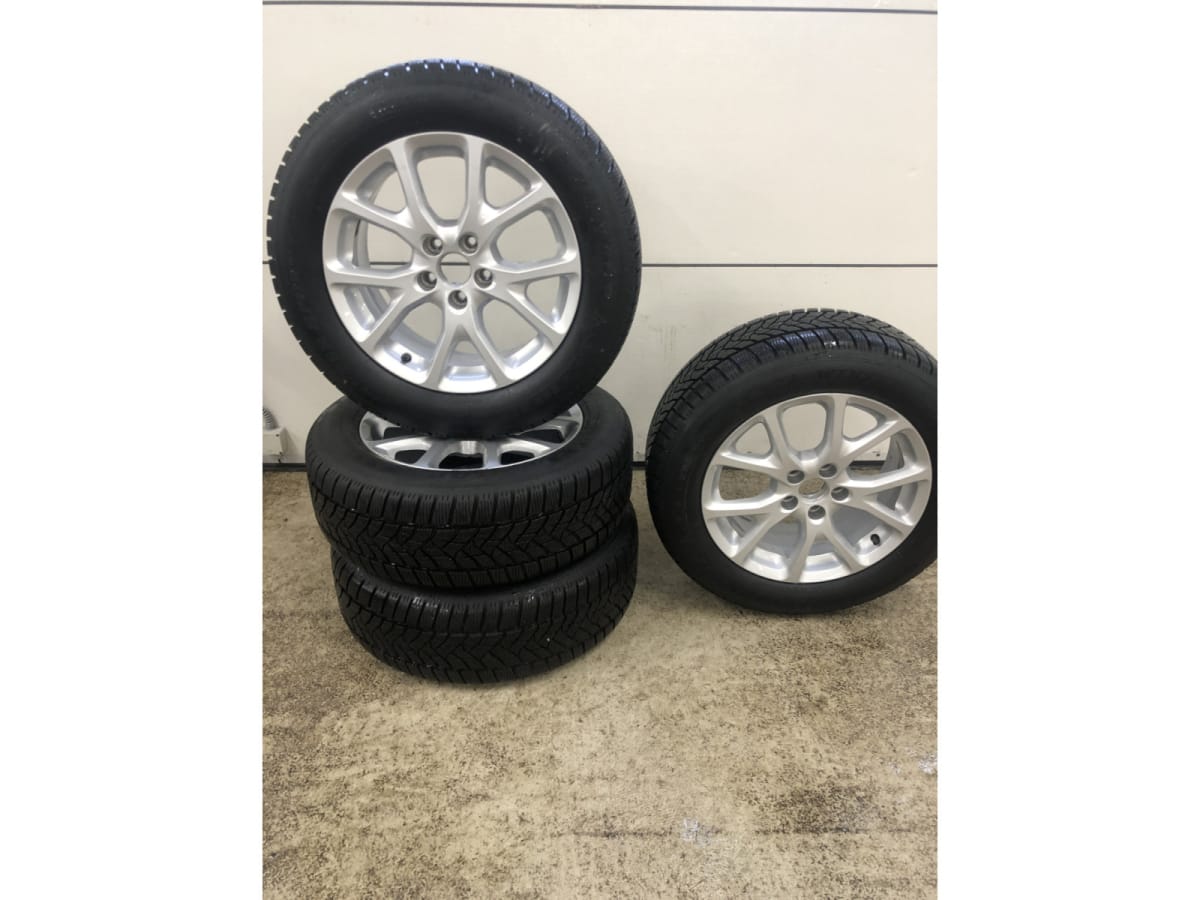 Jantes alu + Pneus hiver 17 225/60 R17 103V - Photo 1