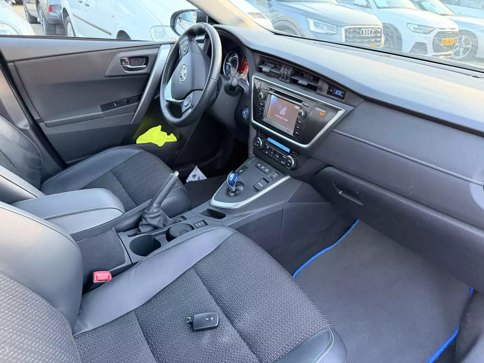 Toyota Auris 1.8 Hybrid - Photo 1