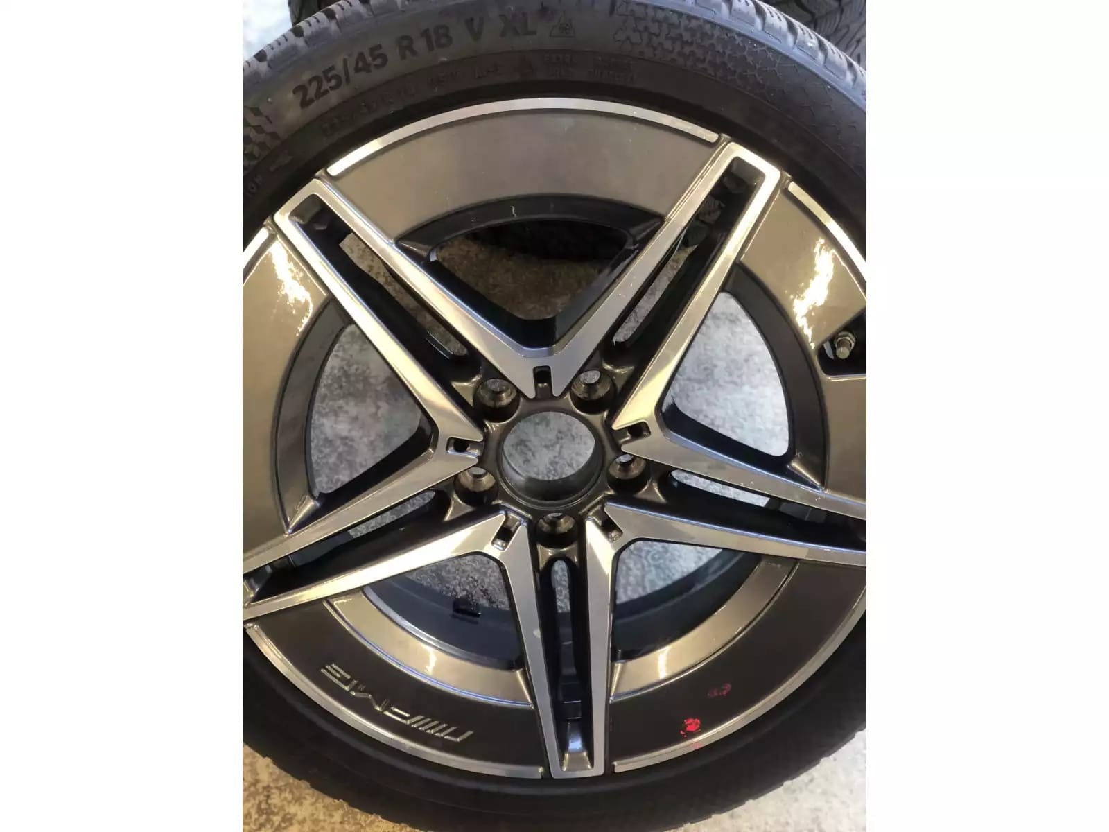 Jantes alu + Pneus hiver 18 245/40 R18 97V - Photo 1