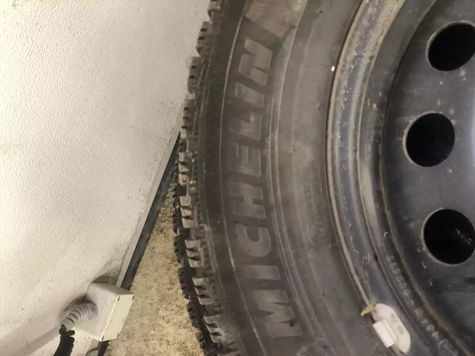 Jantes acier + Pneus hiver 16 215/60 R16 99T - Photo 1