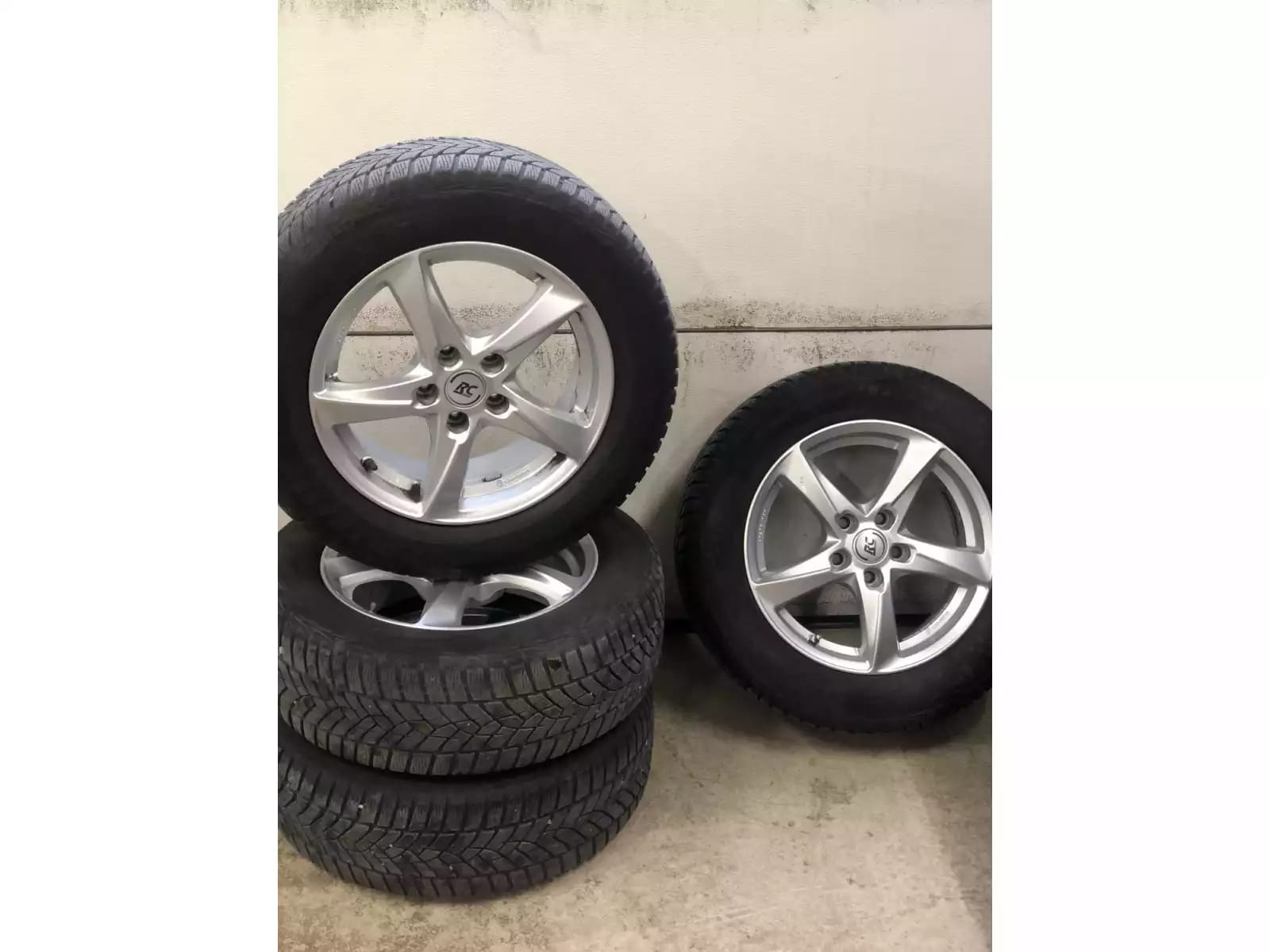 Jantes alu + Pneus hiver 16 215/60 R16 99H - Photo 1