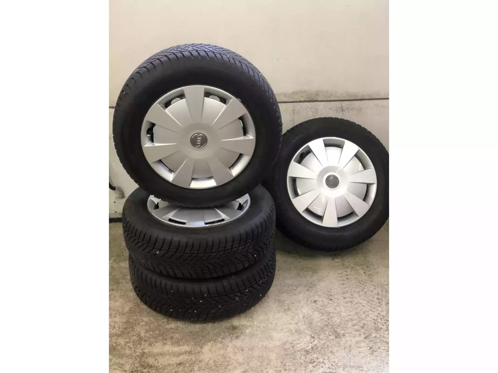 Jantes acier + Pneus hiver 16 205/60 R16 92H - Photo 1
