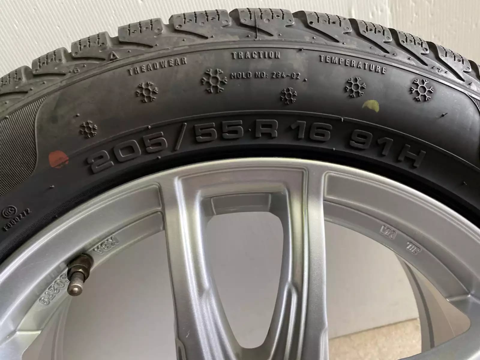 Jantes alu + Pneus hiver 16 205/55 R16 91H - Photo 1