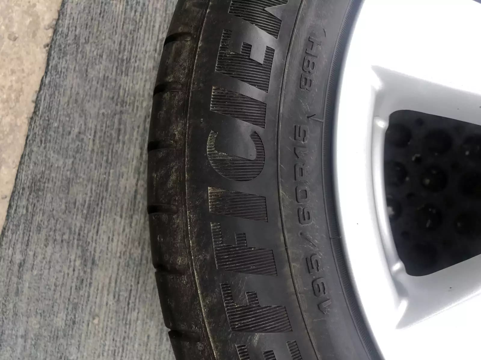Jantes alu + Pneus hiver 15 195/60 R15 88H - Photo 1
