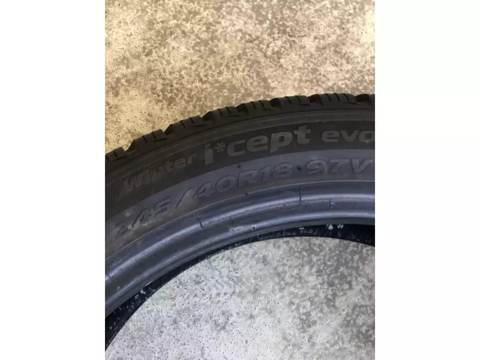 Pneus hiver 18 245/40 R18 97V - Photo 1