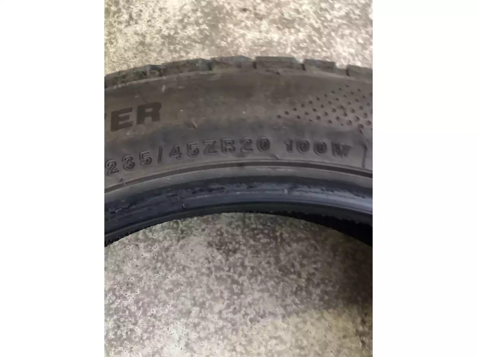 Pneus toutes saisons 20 235/45 R20 100W - Photo 1