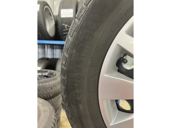 Jantes acier + Pneus hiver 16 205/60 R16 92H - Photo 3