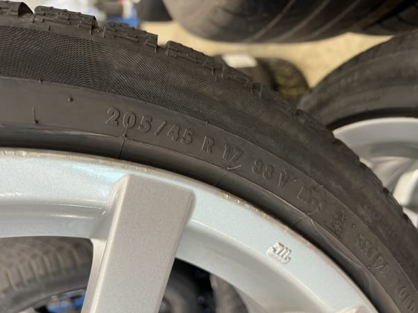 Jantes alu + Pneus hiver 17 205/45 R17 88V - Photo 2