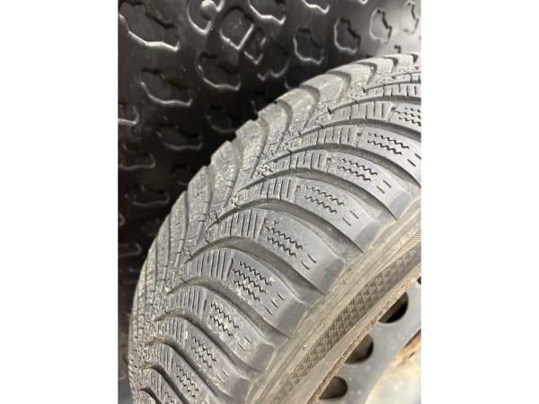Jantes acier + Pneus hiver 15 175/60 R15 81H - Photo 2