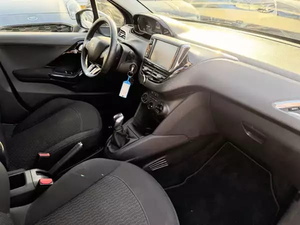 Peugeot 208 1.2 Signature 82 - Photo 2