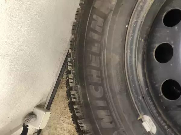 Jantes acier + Pneus hiver 16 215/60 R16 99T - Photo 2