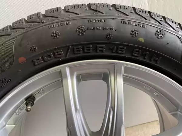 Jantes alu + Pneus hiver 16 205/55 R16 91H - Photo 2