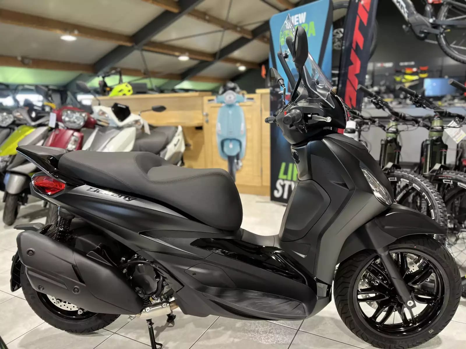 Piaggio Beverly 400 DEEP BLACK - Photo 1