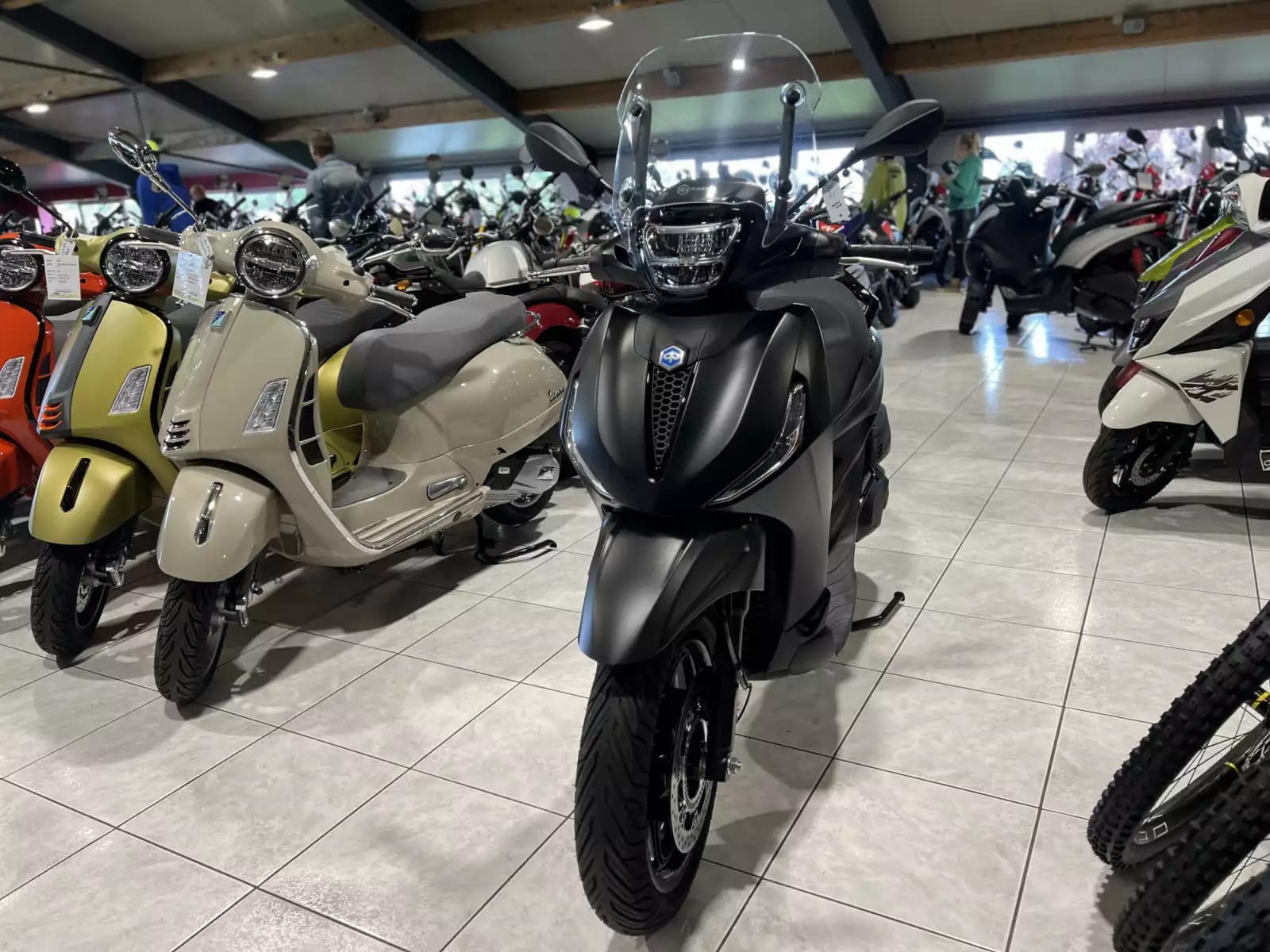 Piaggio Beverly 400 DEEP BLACK - Photo 1