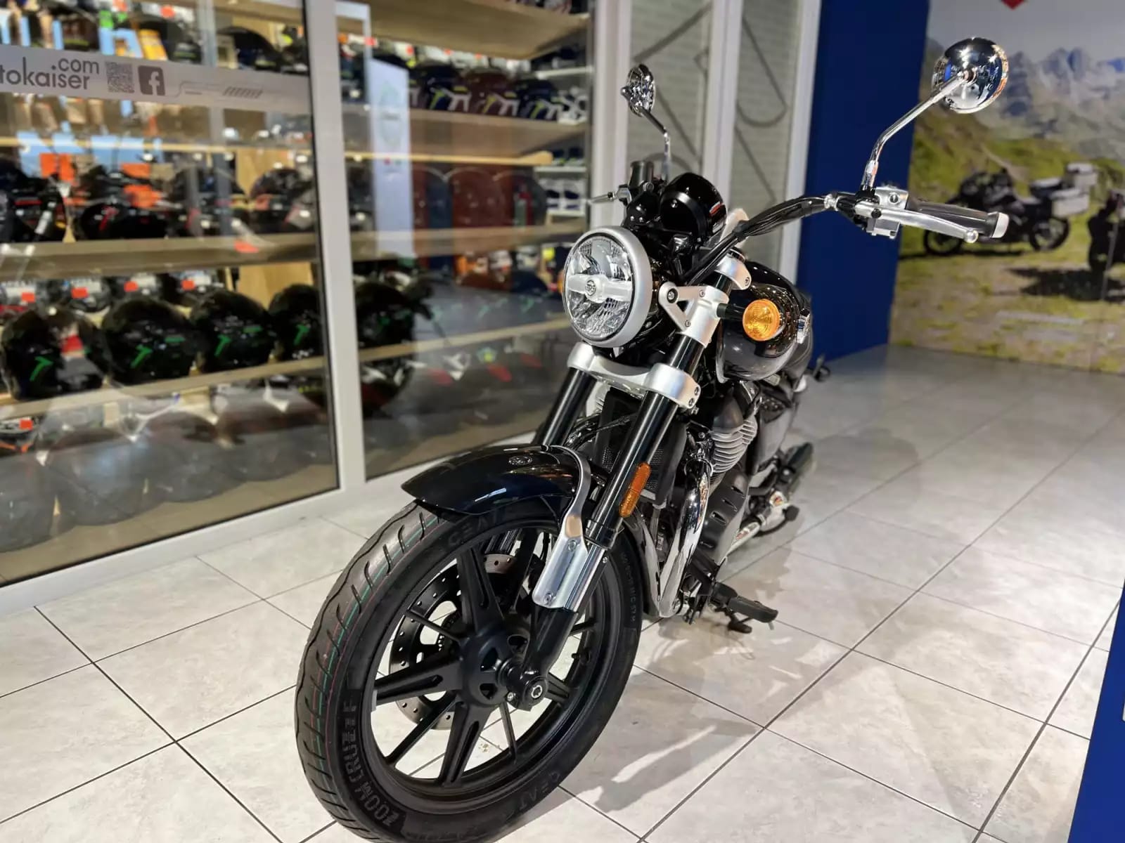 Royal Enfield Super Meteor 650 Noir Astral - Photo 1