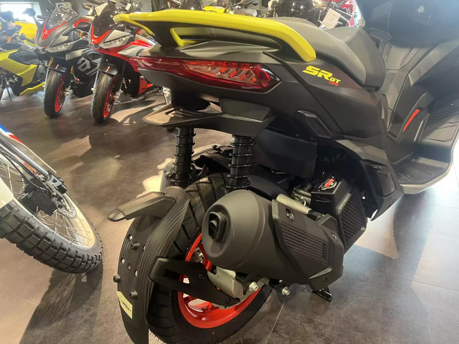 Aprilia SR 125 GT SPORT ACID GREEN - Photo 1